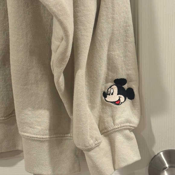 Mickey Mouse Hand Heart Sweatshirt🫶🏻 - Picture 3 of 5